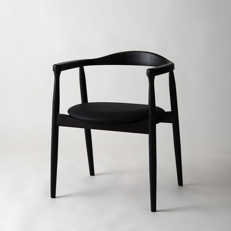 背面とアームが美しいアーチ、丸みを帯びたフォルムが特徴のチェア