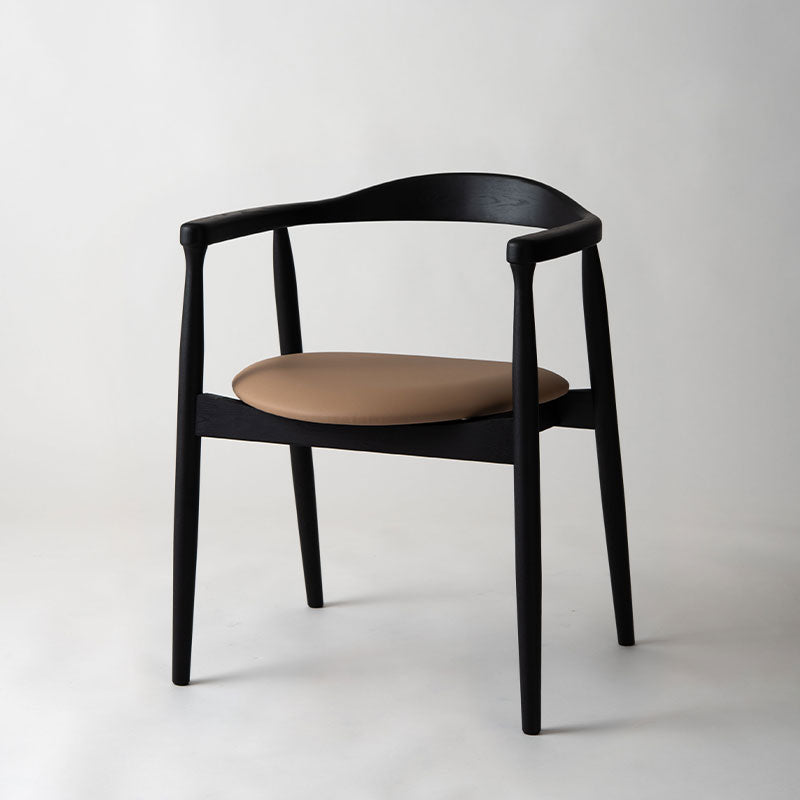 背面とアームが美しいアーチ、丸みを帯びたフォルムが特徴のチェア