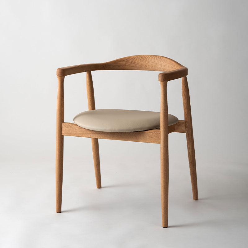 背面とアームが美しいアーチ、丸みを帯びたフォルムが特徴のチェア