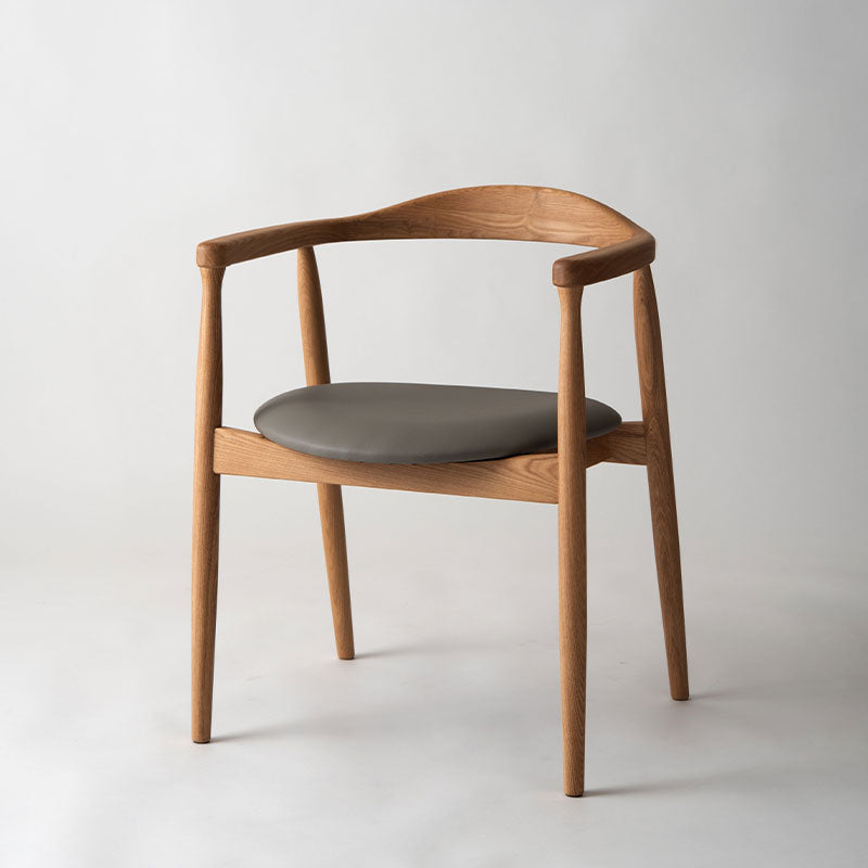 背面とアームが美しいアーチ、丸みを帯びたフォルムが特徴のチェア