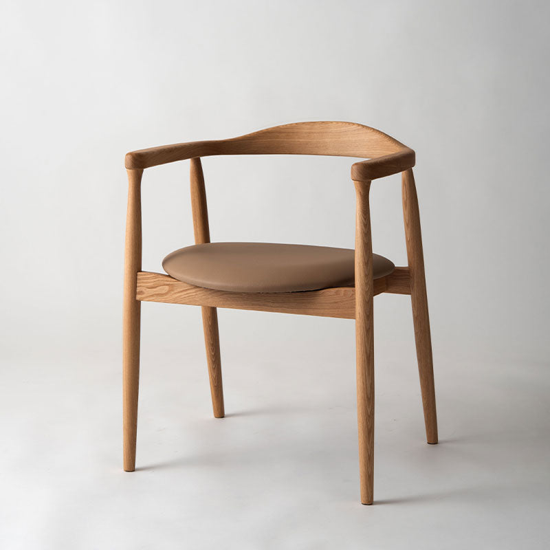 背面とアームが美しいアーチ、丸みを帯びたフォルムが特徴のチェア