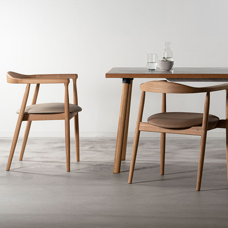 背面とアームが美しいアーチ、丸みを帯びたフォルムが特徴のチェア