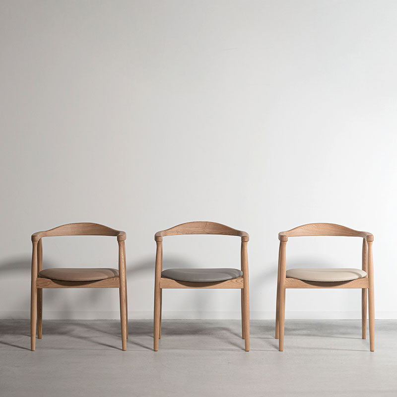 背面とアームが美しいアーチ、丸みを帯びたフォルムが特徴のチェア