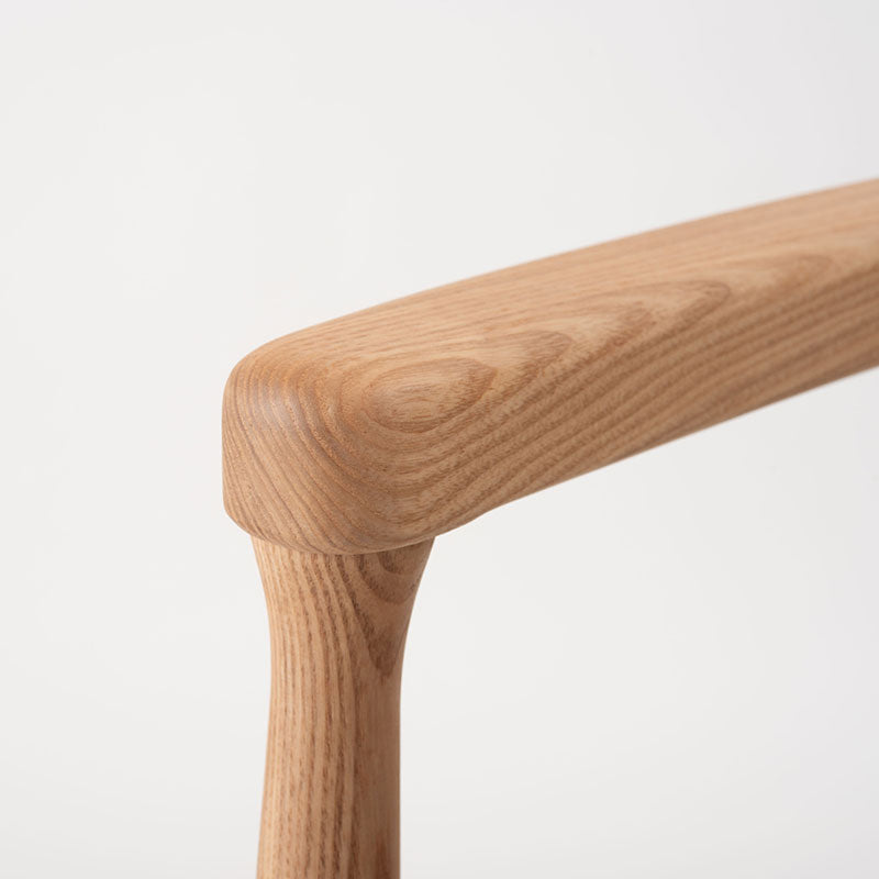 背面とアームが美しいアーチ、丸みを帯びたフォルムが特徴のチェア