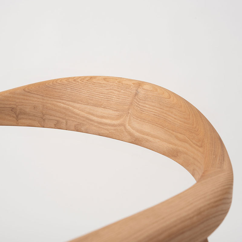 背面とアームが美しいアーチ、丸みを帯びたフォルムが特徴のチェア