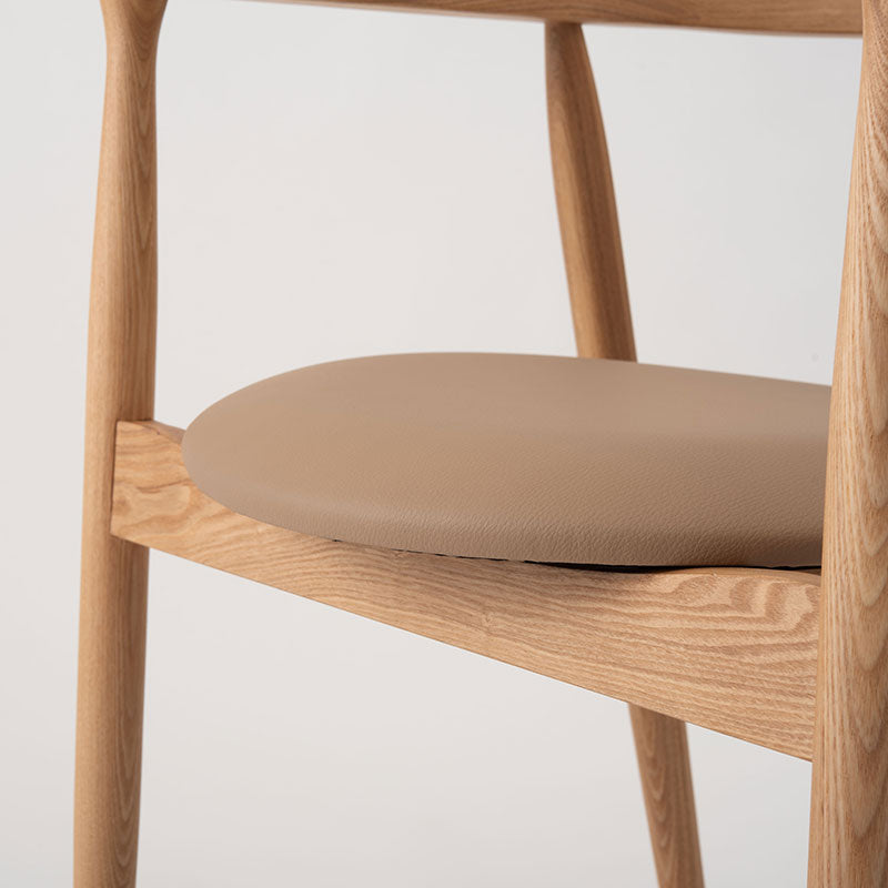 背面とアームが美しいアーチ、丸みを帯びたフォルムが特徴のチェア