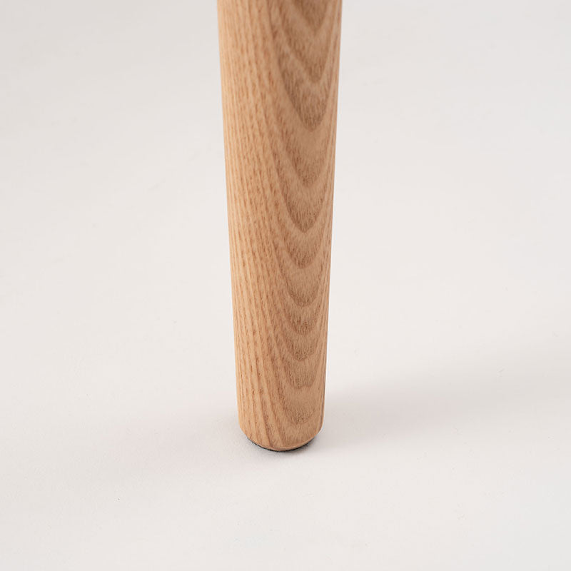 背面とアームが美しいアーチ、丸みを帯びたフォルムが特徴のチェア