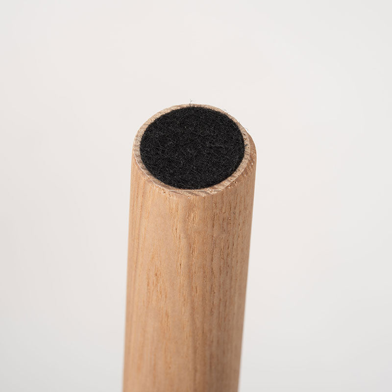 背面とアームが美しいアーチ、丸みを帯びたフォルムが特徴のチェア