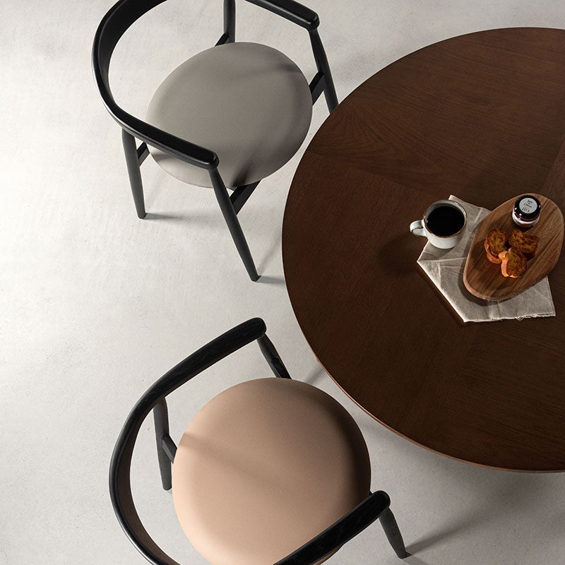 背面とアームが美しいアーチ、丸みを帯びたフォルムが特徴のチェア