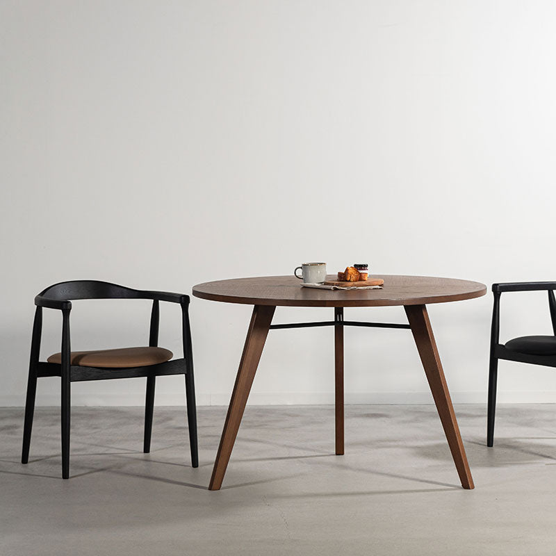 背面とアームが美しいアーチ、丸みを帯びたフォルムが特徴のチェア