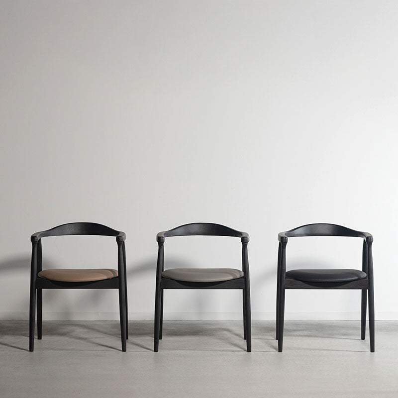 背面とアームが美しいアーチ、丸みを帯びたフォルムが特徴のチェア