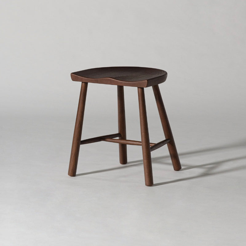 スツール オーク材の温もりとフィット感が魅力。多用途に使える一脚