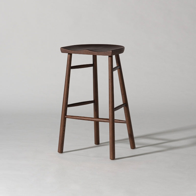 スツール オーク材の温もりとフィット感が魅力。多用途に使える一脚