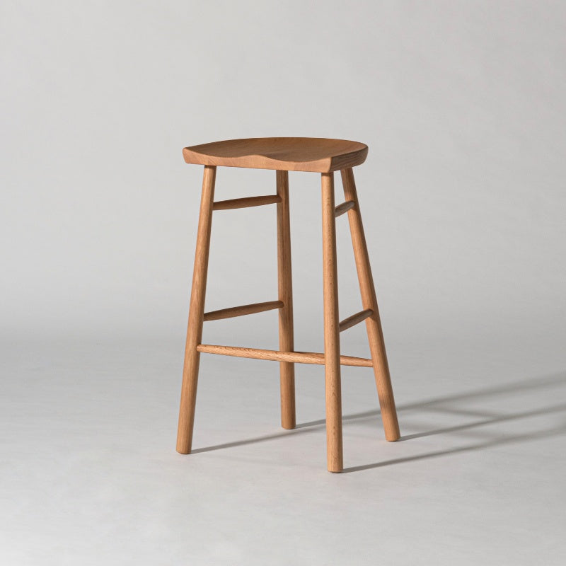 スツール オーク材の温もりとフィット感が魅力。多用途に使える一脚