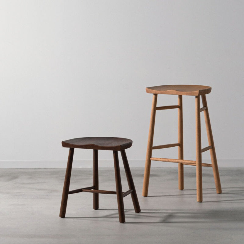 スツール オーク材の温もりとフィット感が魅力。多用途に使える一脚