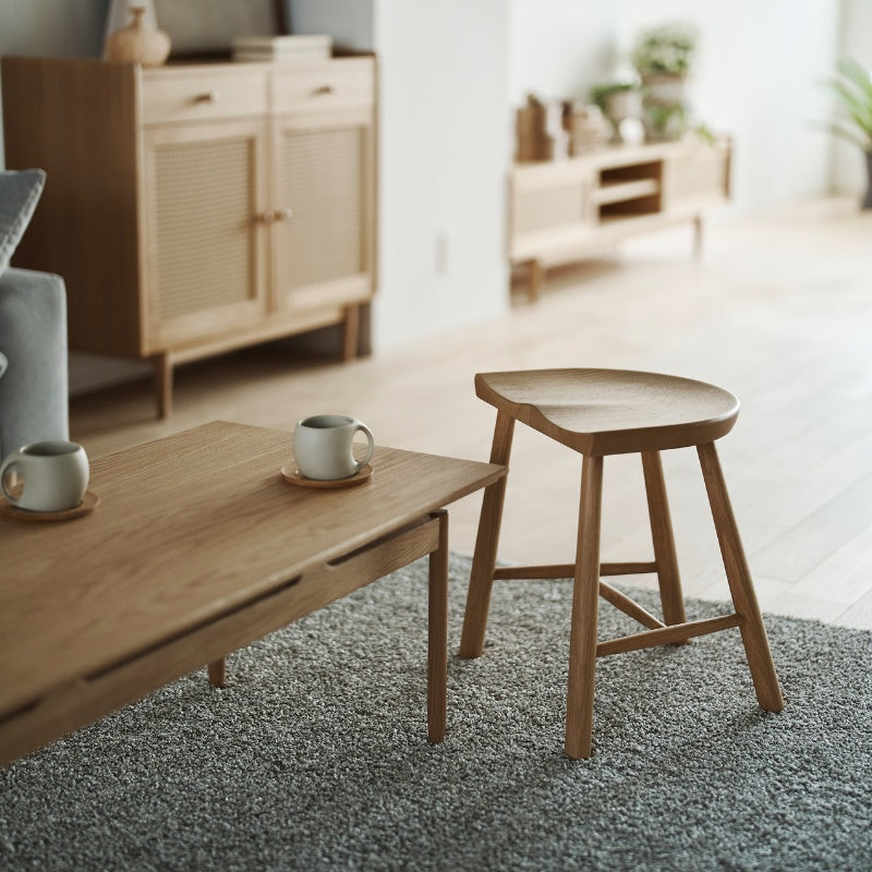 スツール オーク材の温もりとフィット感が魅力。多用途に使える一脚