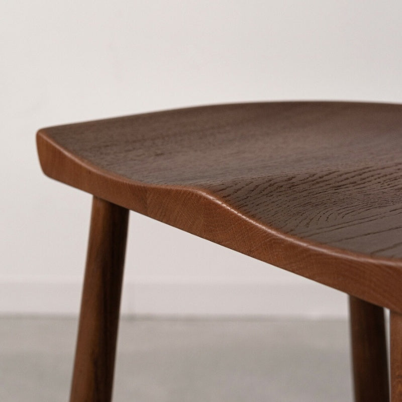 スツール オーク材の温もりとフィット感が魅力。多用途に使える一脚