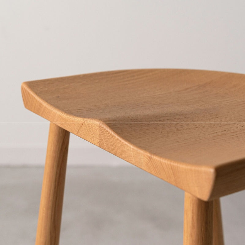 スツール オーク材の温もりとフィット感が魅力。多用途に使える一脚