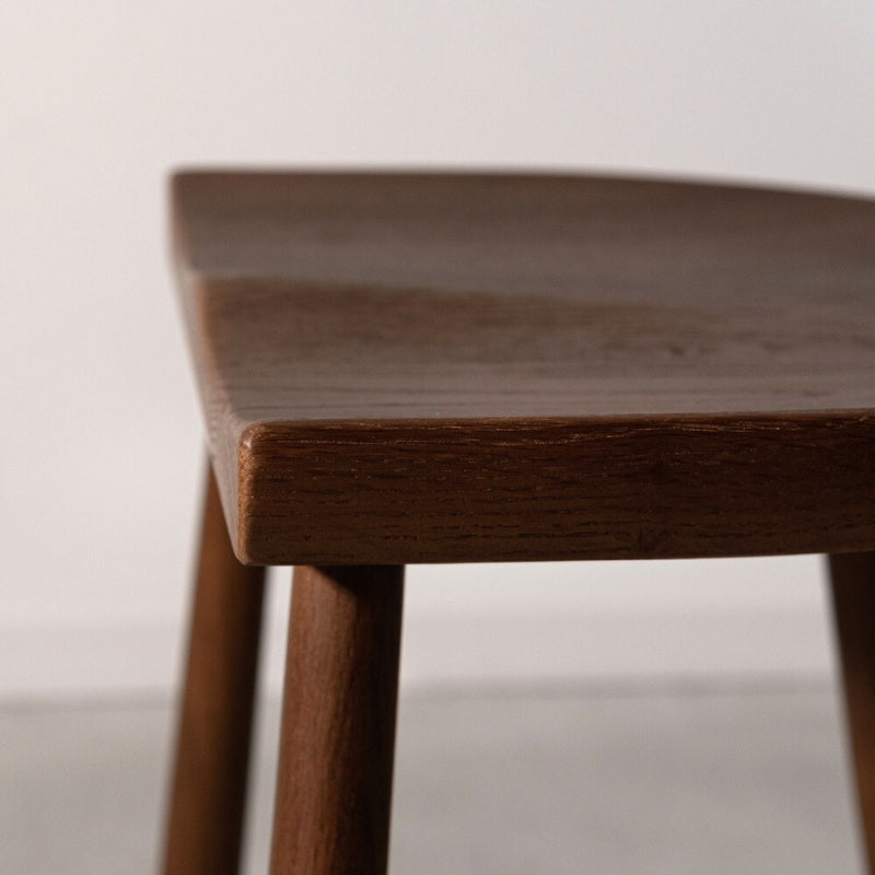 スツール オーク材の温もりとフィット感が魅力。多用途に使える一脚