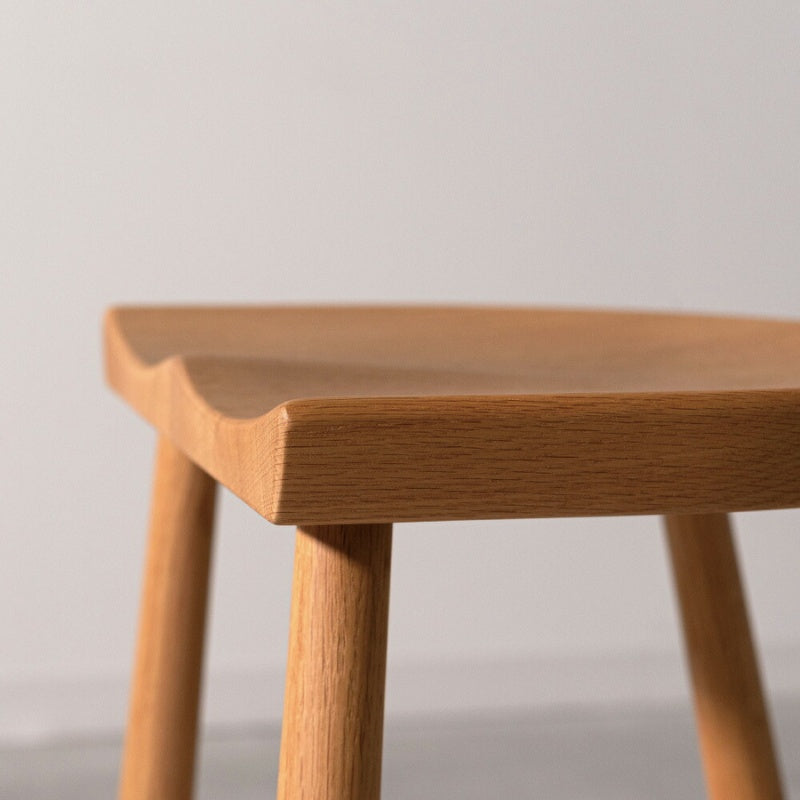 スツール オーク材の温もりとフィット感が魅力。多用途に使える一脚