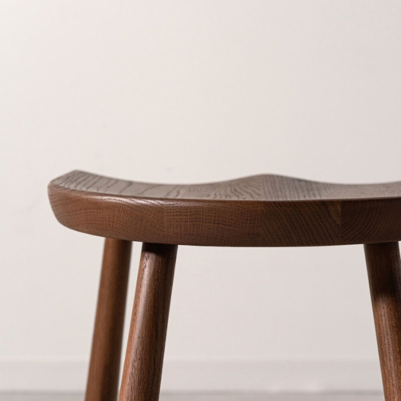 スツール オーク材の温もりとフィット感が魅力。多用途に使える一脚