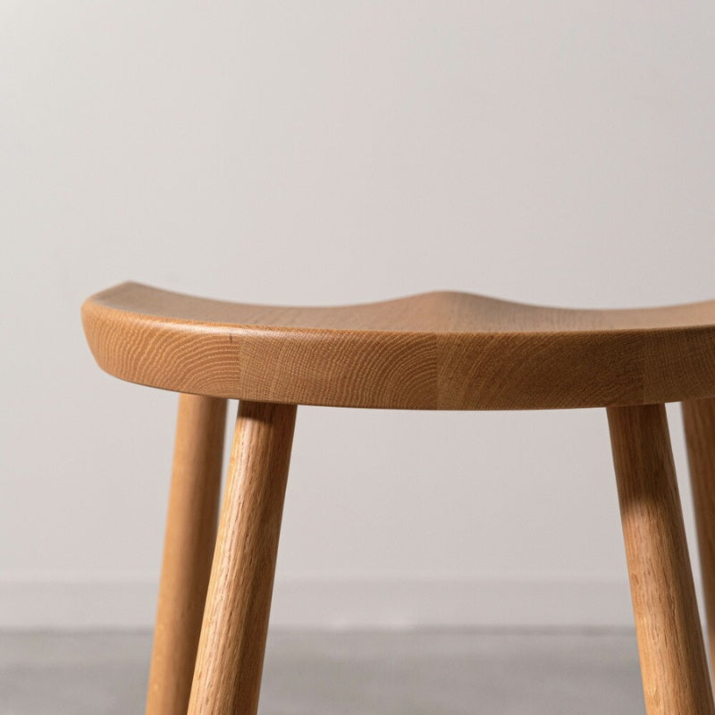 スツール オーク材の温もりとフィット感が魅力。多用途に使える一脚