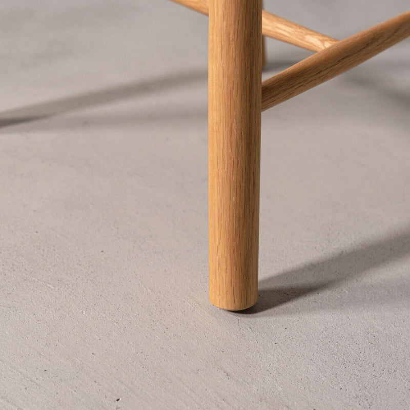 スツール オーク材の温もりとフィット感が魅力。多用途に使える一脚