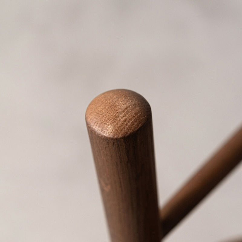 スツール オーク材の温もりとフィット感が魅力。多用途に使える一脚