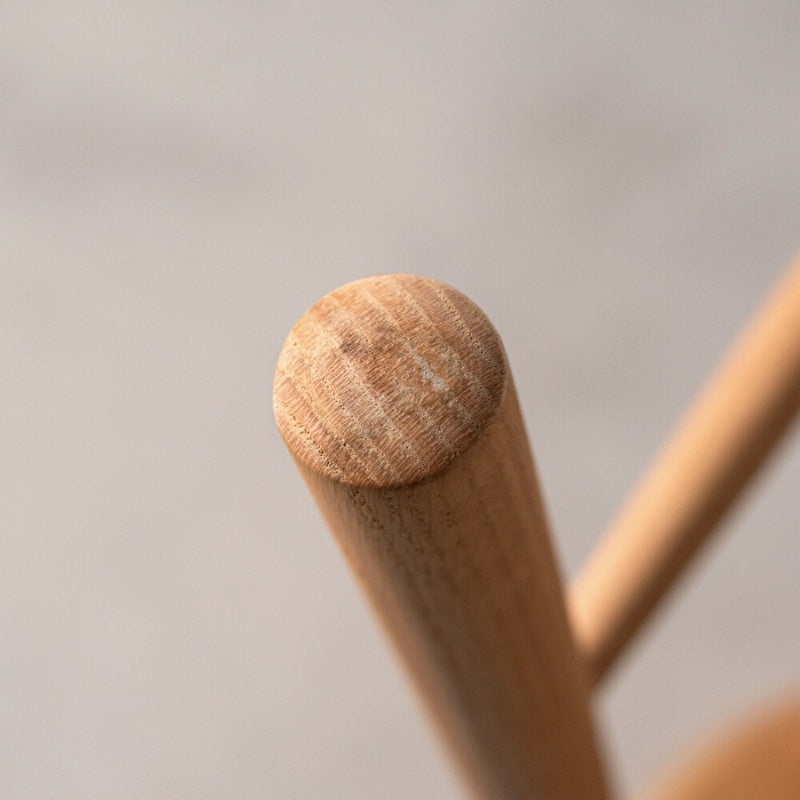 スツール オーク材の温もりとフィット感が魅力。多用途に使える一脚