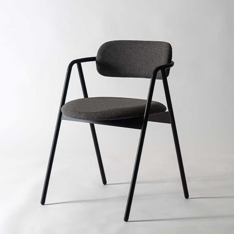 ブラックスチールの脚がシャープで洗練された印象を与えてくれるチェア