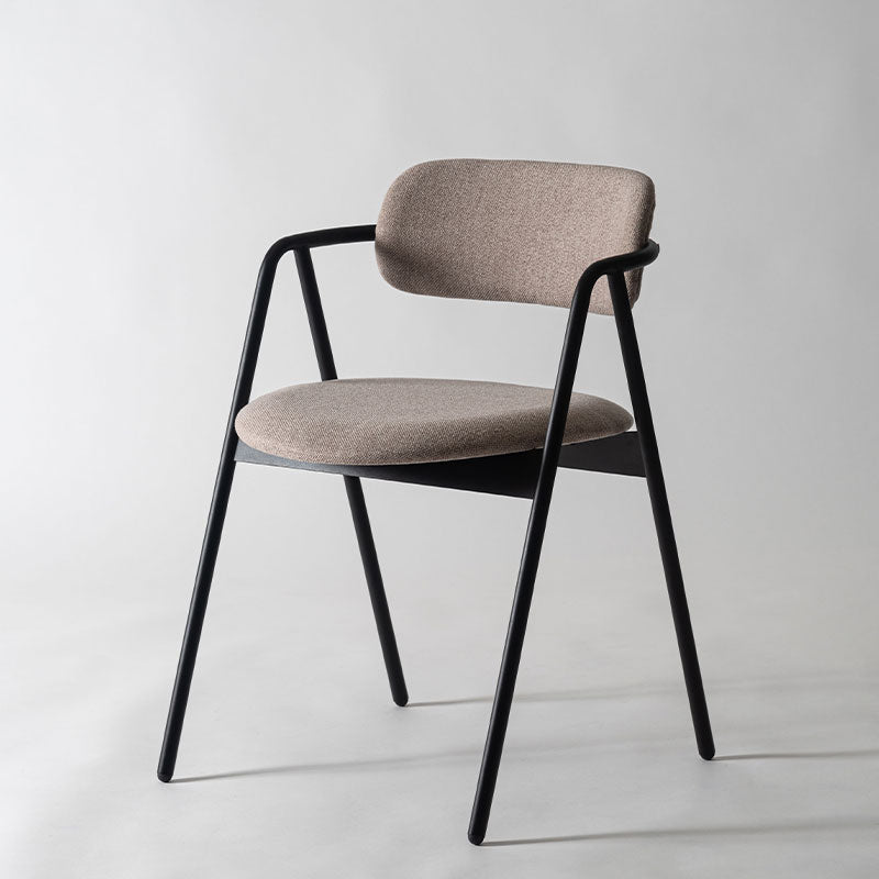 ブラックスチールの脚がシャープで洗練された印象を与えてくれるチェア