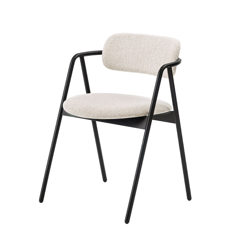 ブラックスチールの脚がシャープで洗練された印象を与えてくれるチェア