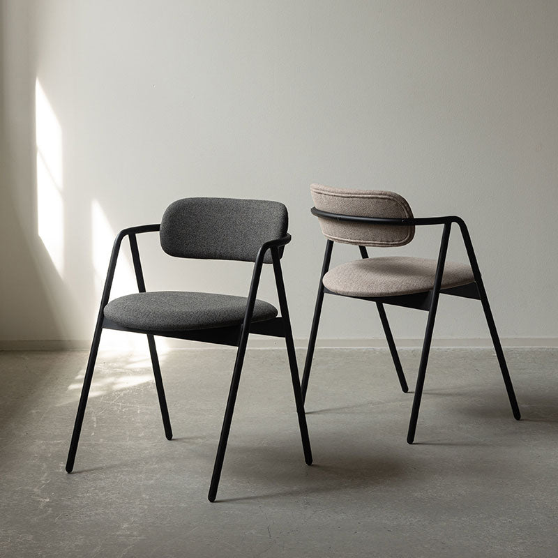 ブラックスチールの脚がシャープで洗練された印象を与えてくれるチェア