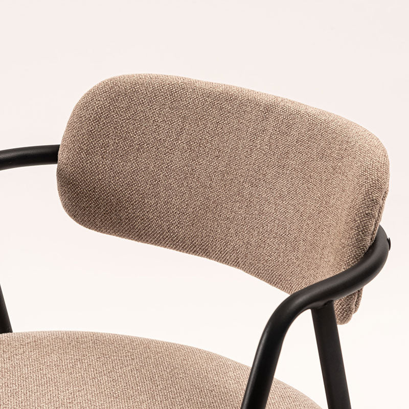 ブラックスチールの脚がシャープで洗練された印象を与えてくれるチェア