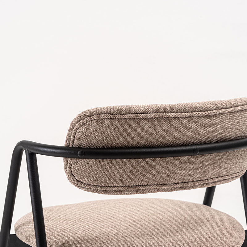 ブラックスチールの脚がシャープで洗練された印象を与えてくれるチェア