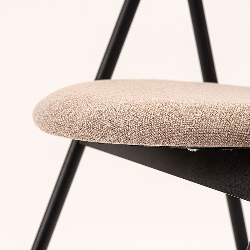 ブラックスチールの脚がシャープで洗練された印象を与えてくれるチェア