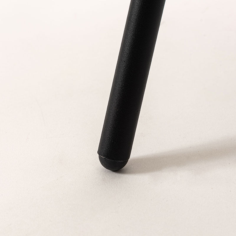 ブラックスチールの脚がシャープで洗練された印象を与えてくれるチェア