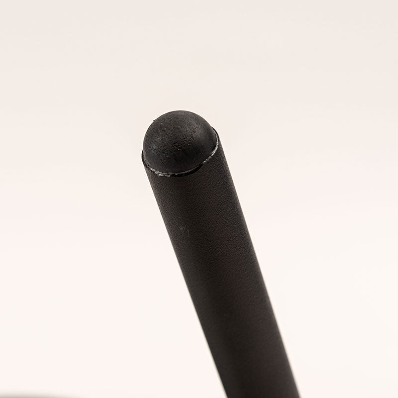 ブラックスチールの脚がシャープで洗練された印象を与えてくれるチェア