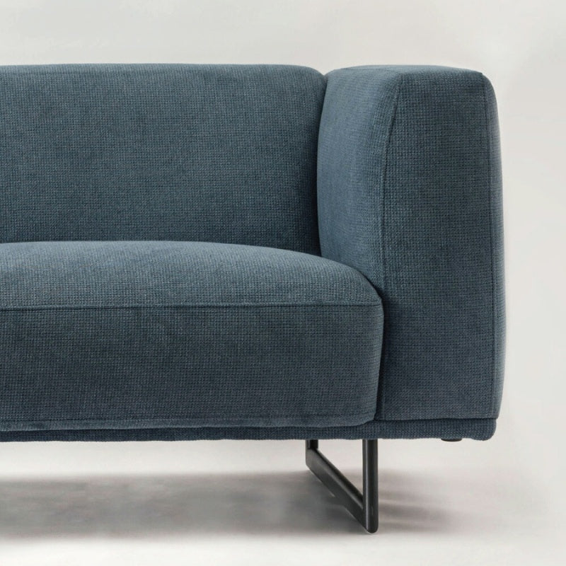 シャープなフォルムが空間全体を引き締める、ゆったりファブリックソファ