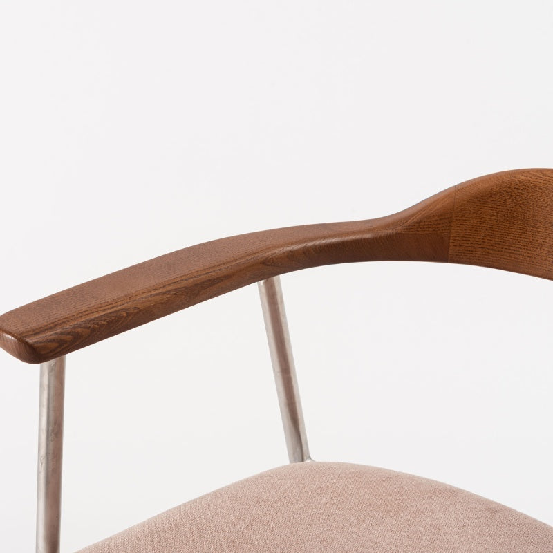 アーチを描く背もたれが手に馴染む、異素材コントラストのダイニングチェア