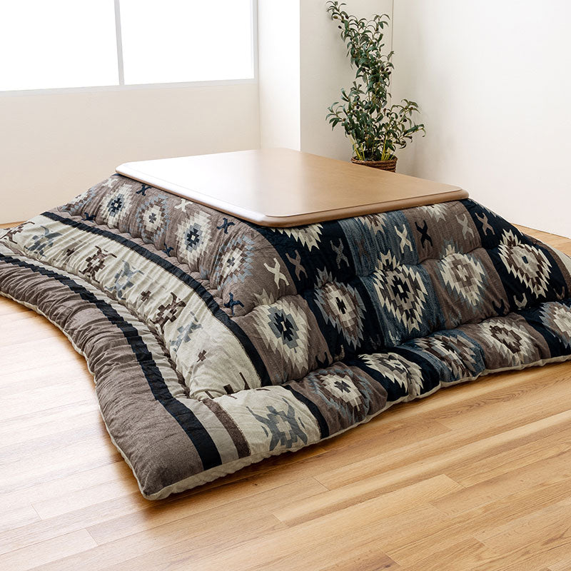 華やかなデザインのキリム柄のこたつ掛け布団