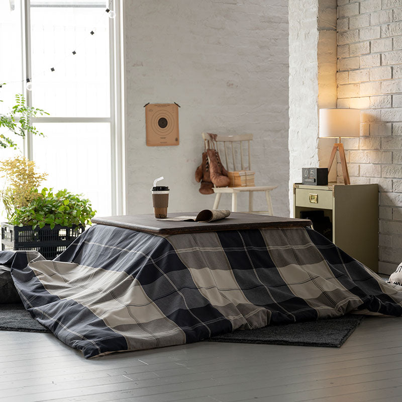 ネイビーが印象的なツイル織りのブロックチェックこたつ布団カバー アクロス【Fab the Home】