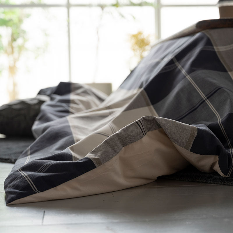 ネイビーが印象的なツイル織りのブロックチェックこたつ布団カバー アクロス【Fab the Home】