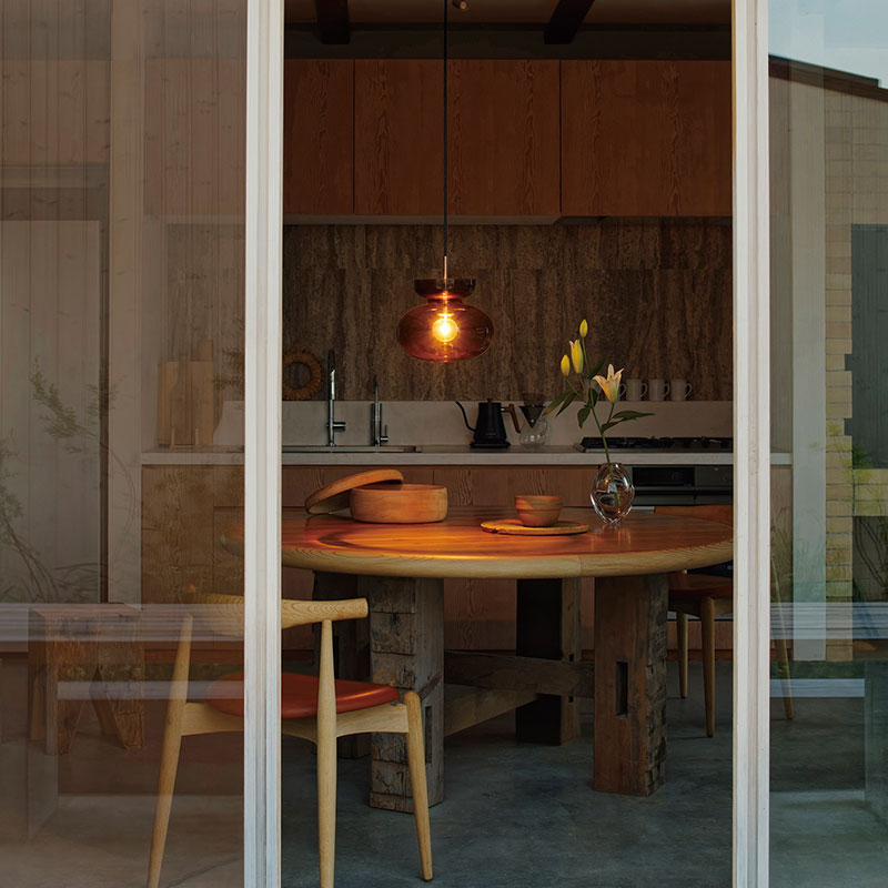 ペンダントライト Mononen - モノネン 丸く膨らんだシルエットが不思議な浮遊感を漂わせる