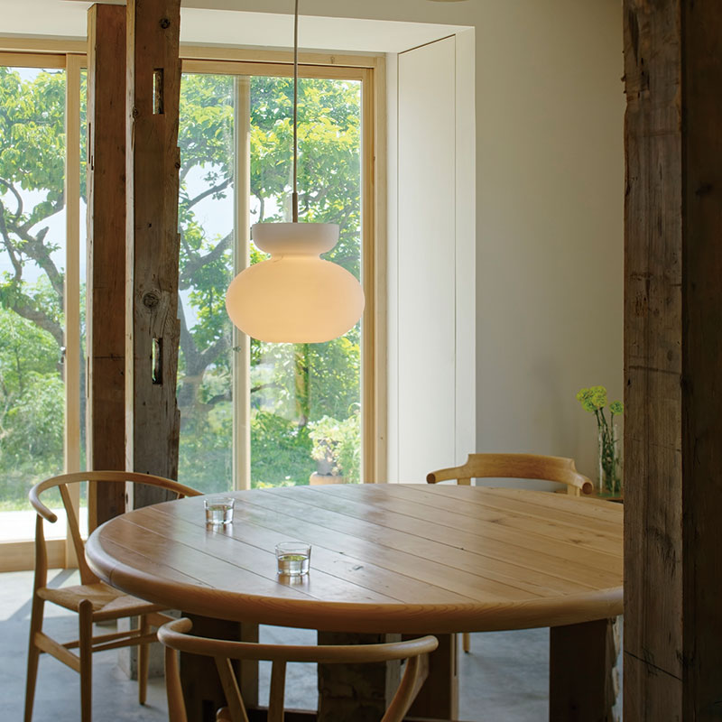 ペンダントライト Mononen - モノネン 丸く膨らんだシルエットが不思議な浮遊感を漂わせる