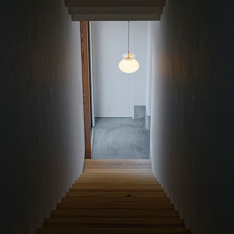 ペンダントライト Mononen - モノネン 丸く膨らんだシルエットが不思議な浮遊感を漂わせる