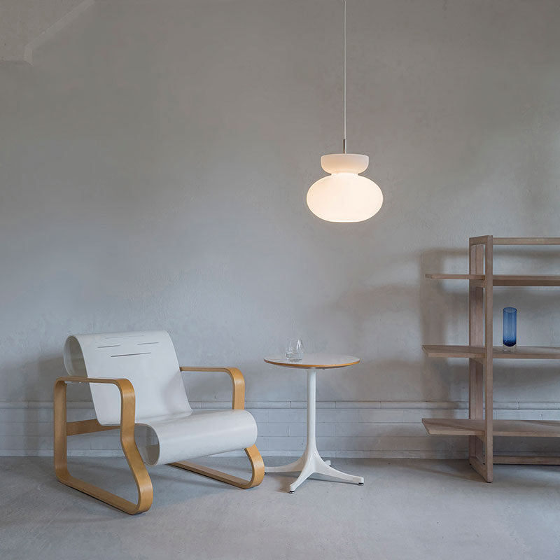 ペンダントライト Mononen - モノネン 丸く膨らんだシルエットが不思議な浮遊感を漂わせる