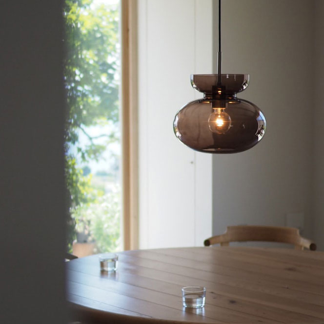 ペンダントライト Mononen - モノネン 丸く膨らんだシルエットが不思議な浮遊感を漂わせる