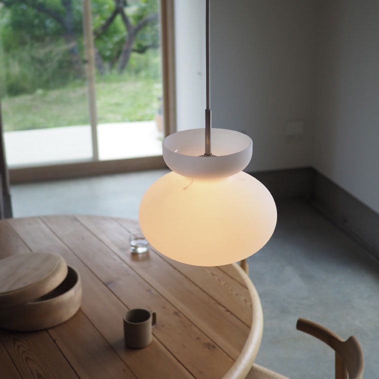 ペンダントライト Mononen - モノネン 丸く膨らんだシルエットが不思議な浮遊感を漂わせる
