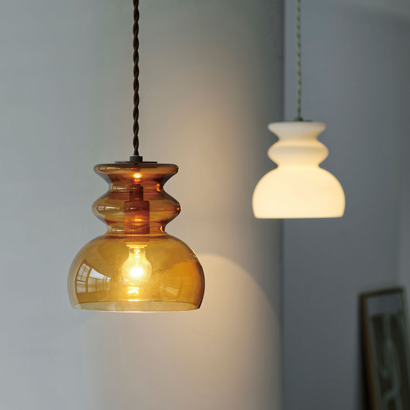 ウェービーなフォルムとミッドセンチュリーのレトロ感が印象的なペンダントライト Mond - モンド